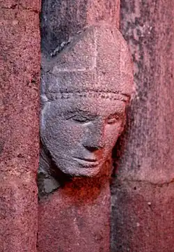 Tête portant mitre de Brioude (XIIIe&nbsp;siècle).