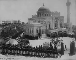 Le Selamlik (procession du sultan à la mosquée) à la Hamidiye Camii (mosquée) le vendredi.