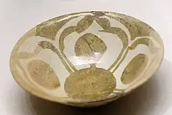 Coupe, décor de lustre métallique monochrome sur glaçure opacifiée, Xe&nbsp;siècle.