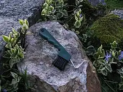 Cure-pied incluant une brosse dure à sabot