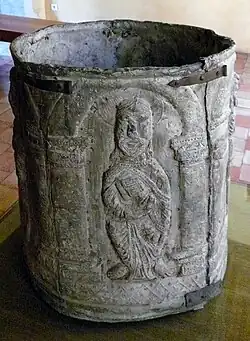 Cuve baptismale romane en plomb, Languedoc, XIIe&nbsp;siècle.