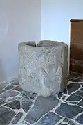 La cuve baptismale dans l'église Saint-Ouen.