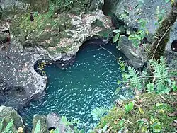 Cuve ou marmite creusée dans le lit de l'Audeux.