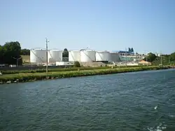 Les cuves de carburants de la ZA du Maresquier sur la rive ouest du canal.