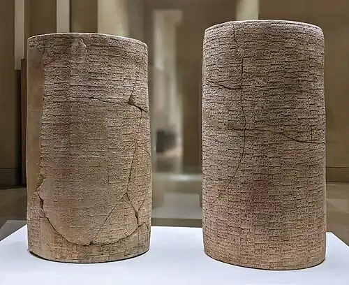 Les « Cylindres de Gudea », commémorant la reconstruction du grand temple de Ningirsu.
