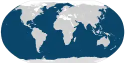 Planisphère de couleur grise représentant en bleu la présence de la Baleine à bosse dans le monde (Océans du monde entier, sauf la mer Méditerranée ou la mer Baltique notamment).
