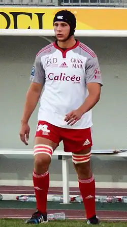 Un joueur de rugby de face et en bord de touche, s'apprête à rentrer sur le terrain.