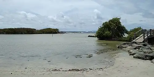 A l'est de la plage, le débouché du canal reliant l'étang des Salines à l'océan..