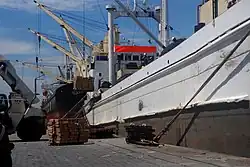 Débarquement au port de Douala.
