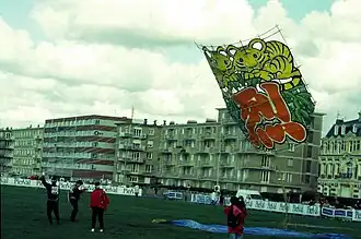 Un cerf-volant Edo au décollage. (1998)