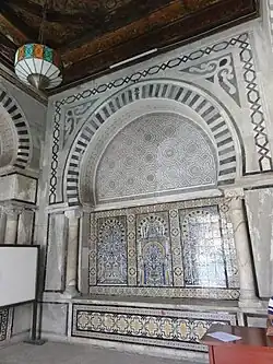 Exemple de la décoration intérieure associant plâtre sculpté, marbres et céramiques.