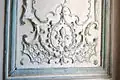 Détail des boiseries avec fleur de lys autour des fenêtres donnant sur la Cour des Cerfs.
