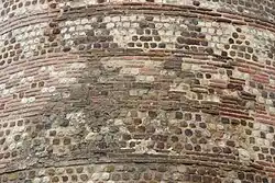 Détail d'un mur décoré de différents motifs dont des triangles