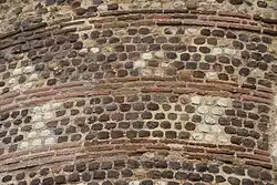 Décor divers dont motif de sablier et un autre registre avec motif de cercle.