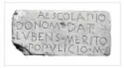 Inscription latine de la fin du IIIe&nbsp;siècle&nbsp;av. J.-C., mentionnant une offrande faite par Marcus Populicius / Publicius, fils de Marcus, à la divinité Esculape, acquittée en remerciement pour un vœu effectué.