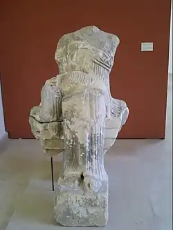 Artémis (?) assise (A162). Marbre de Paros, débuts du Ve&nbsp;siècle&nbsp;av. J.-C.