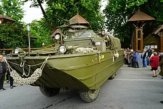 Sortie du parc de Champagne sur l'avenue.