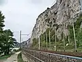 La voie ferrée au pied de la falaise.