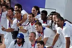 Une partie des joueurs de l'équipe de handball masculin au défilé du 13 août 2012.