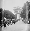 Canons de 155 C modèle 1917 Schneider du 32e&nbsp;RAD le 14 juillet 1927 devant l'Arc de triomphe de l'Étoile.