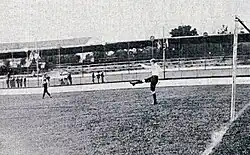 Dégagement du goal anglais.