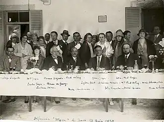 Photo de groupe lors d'un banquet.