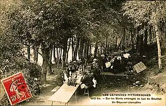 Déjeuner champêtre au bord du lac.