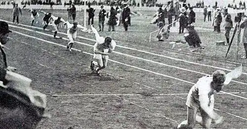 Photo d'athlètes s'élançant simultanément depuis les starting-blocks.