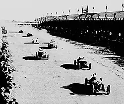 Départ du Grand Prix de l'ACF 1923, à Tours (avec ici l'une des trois Type 32 'Tank' engagées, au cinquième rang de la photo).