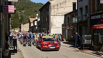 Le peloton pendant le départ fictif aux Ollières-sur-Eyrieux.