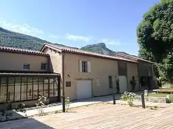 Bâtiments des dépendances.