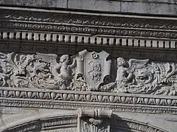 Photographie en couleur d'un détail sculpté.