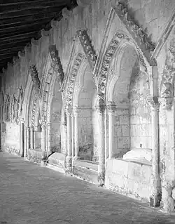 Cloître de l'église collégiale.