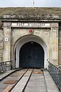 Fronton de l'entrée.
