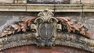 Blason avec main ailée