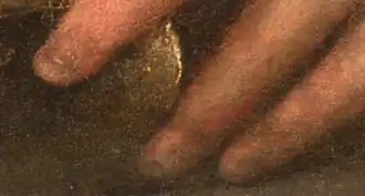 Détail d’une peinture montrant, en très gros plan, trois doigts d’une main (de haut en bas, de droite à gauche) sur un fond marron foncé.