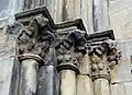 Détail des sculptures du porche représentant des feuilles de chêne