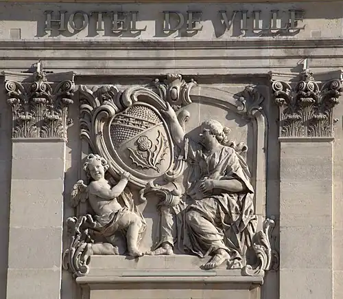 Armoiries de Nancy sur l'avant-corps central de l'hôtel de ville.