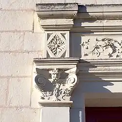 chapiteau à putti et tête de martyr