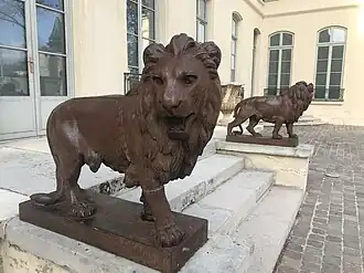 Les lions gardant l'entrée côté Seine.