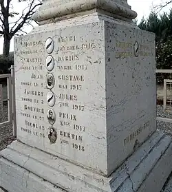 Détail nord-est du monument.