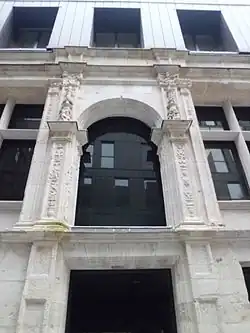 Baie centrale encadrée de pilastres à candélabres, hôtel Romé, Rouen.