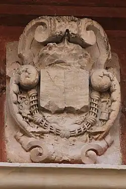 Détail du portail : les armes martelées de France et de Navarre.