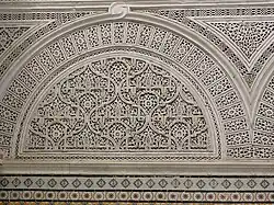 Gros plan sur un décor en plâtre sculpté du patio principal.