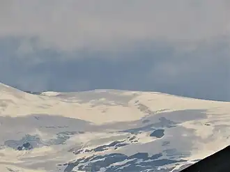 Le dôme des Nants depuis le Plan des Cavales par-delà le col du Mont-Cenis au sud-est.