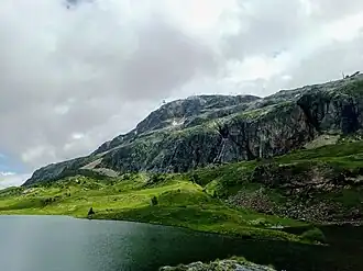 Le dôme des Petites Rousses depuis le lac Besson au sud-ouest.