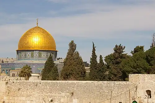 Le mur, dont on voit ici la partie supérieure, est surmontée par l'esplanade où se trouve le dôme du Rocher et aussi la mosquée al-Aqsa.