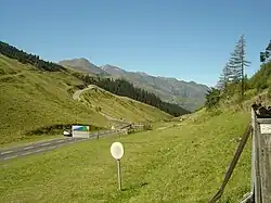 350&nbsp;m après le col de Peyresourde, la D117 montant à gauche vers Peyresourde-Balestas (Peyragudes).