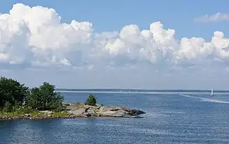 Vue depuis l'embarcadère, au loin la côte est de Blidö.