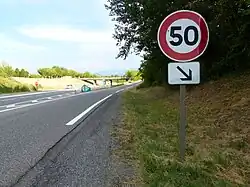 50&nbsp;km/h dans une voie de décélération, Cranves-Sales, Haute-Savoie.